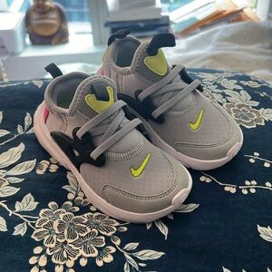 Nike toddler Sneaker size 9 unisex